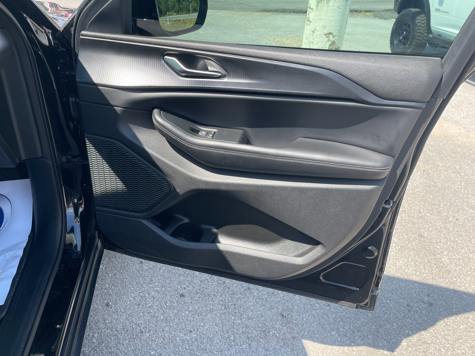 Used 2024 Black Jeep Altitude image 22