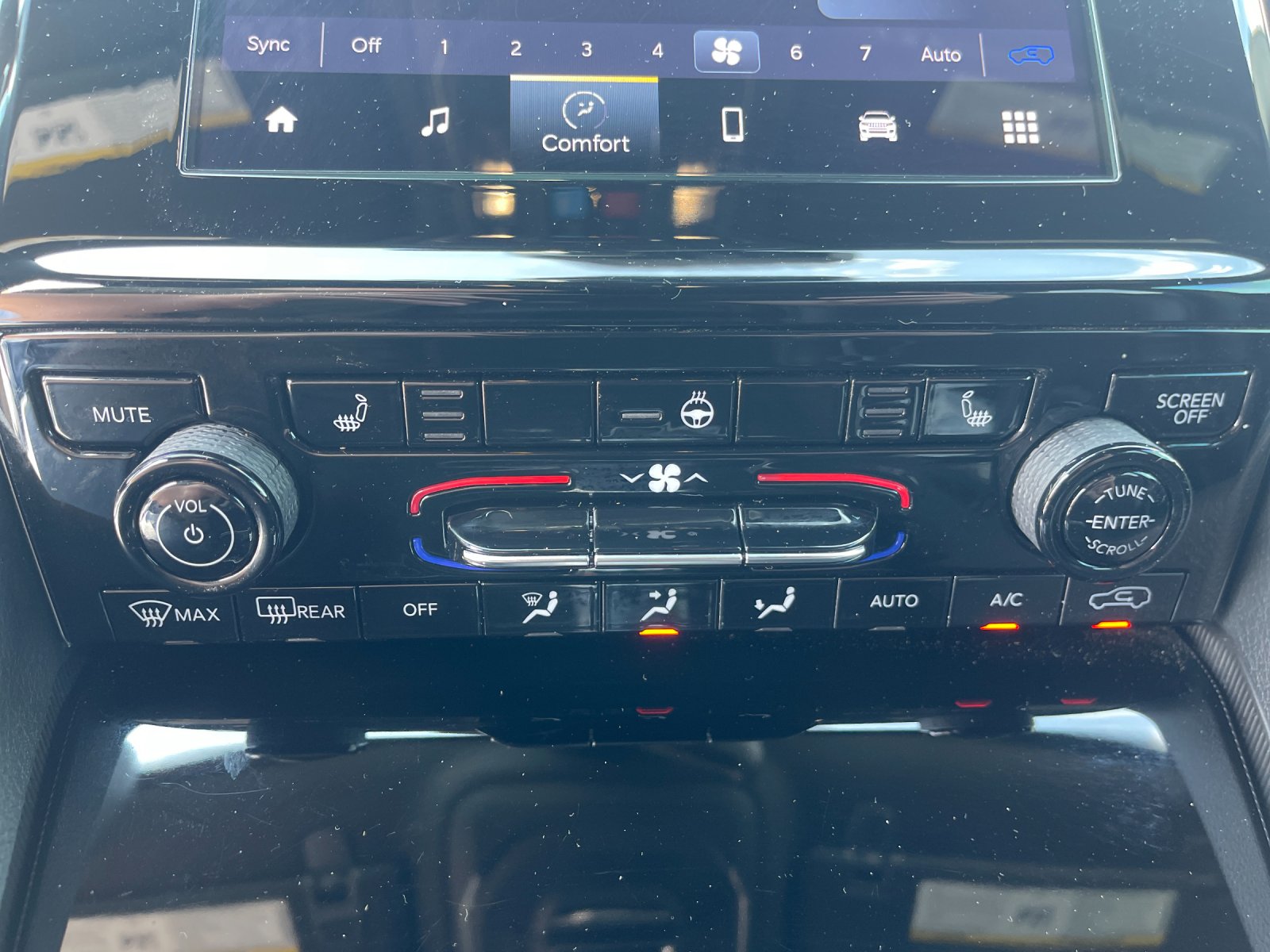 Used 2024 Black Jeep Altitude image 25