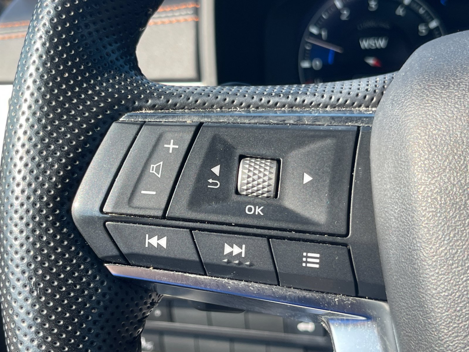 Used 2022  Mitsubishi SEL image 26
