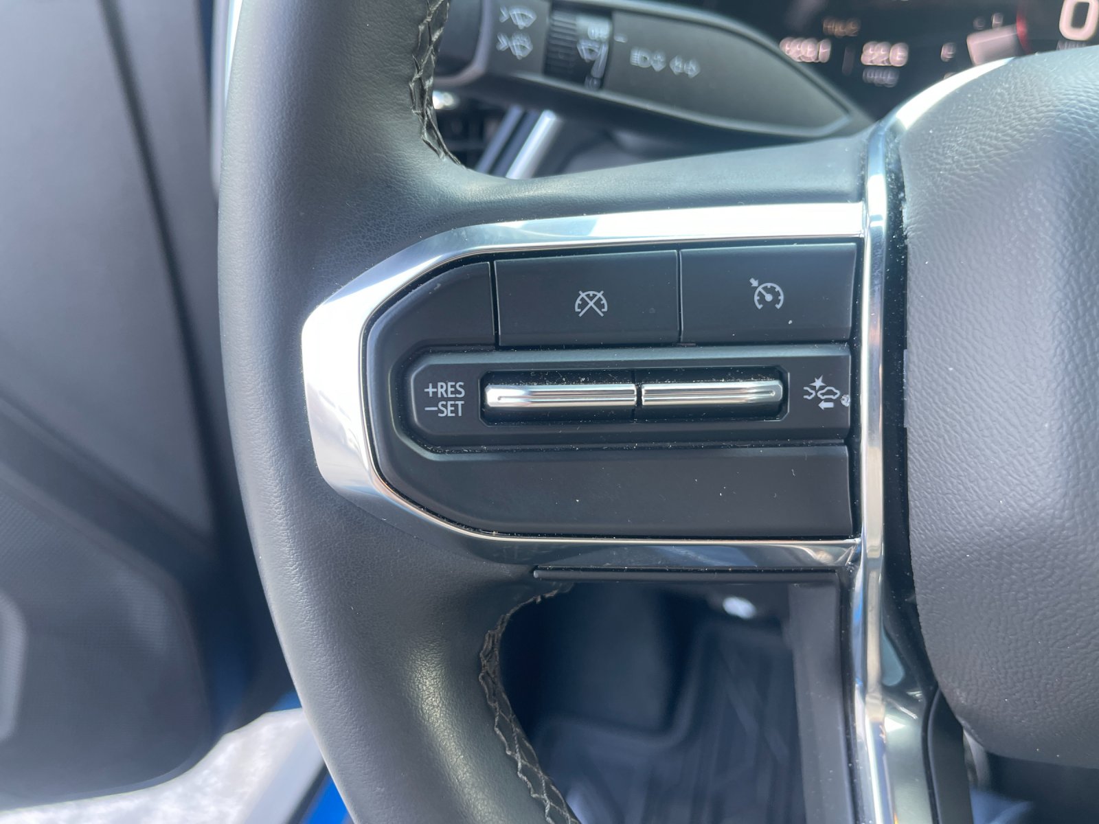 Used 2024 Blue Metallic GMC Elevation image 28