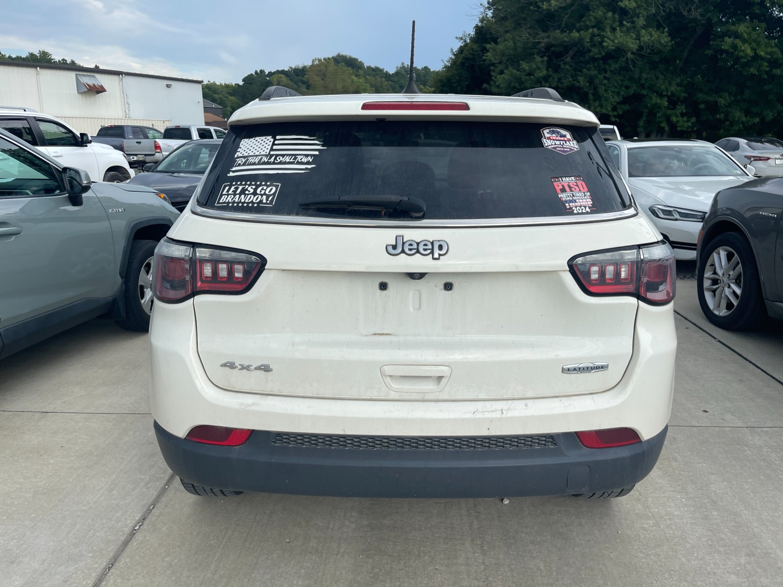 Used 2018 White Jeep Latitude image 3