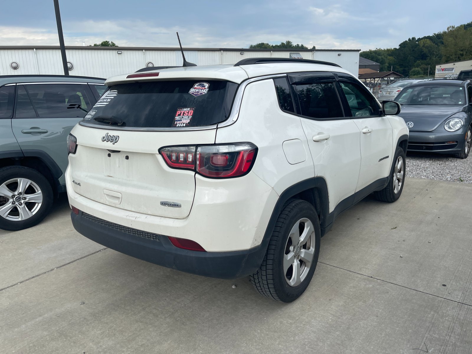 Used 2018 White Jeep Latitude image 6