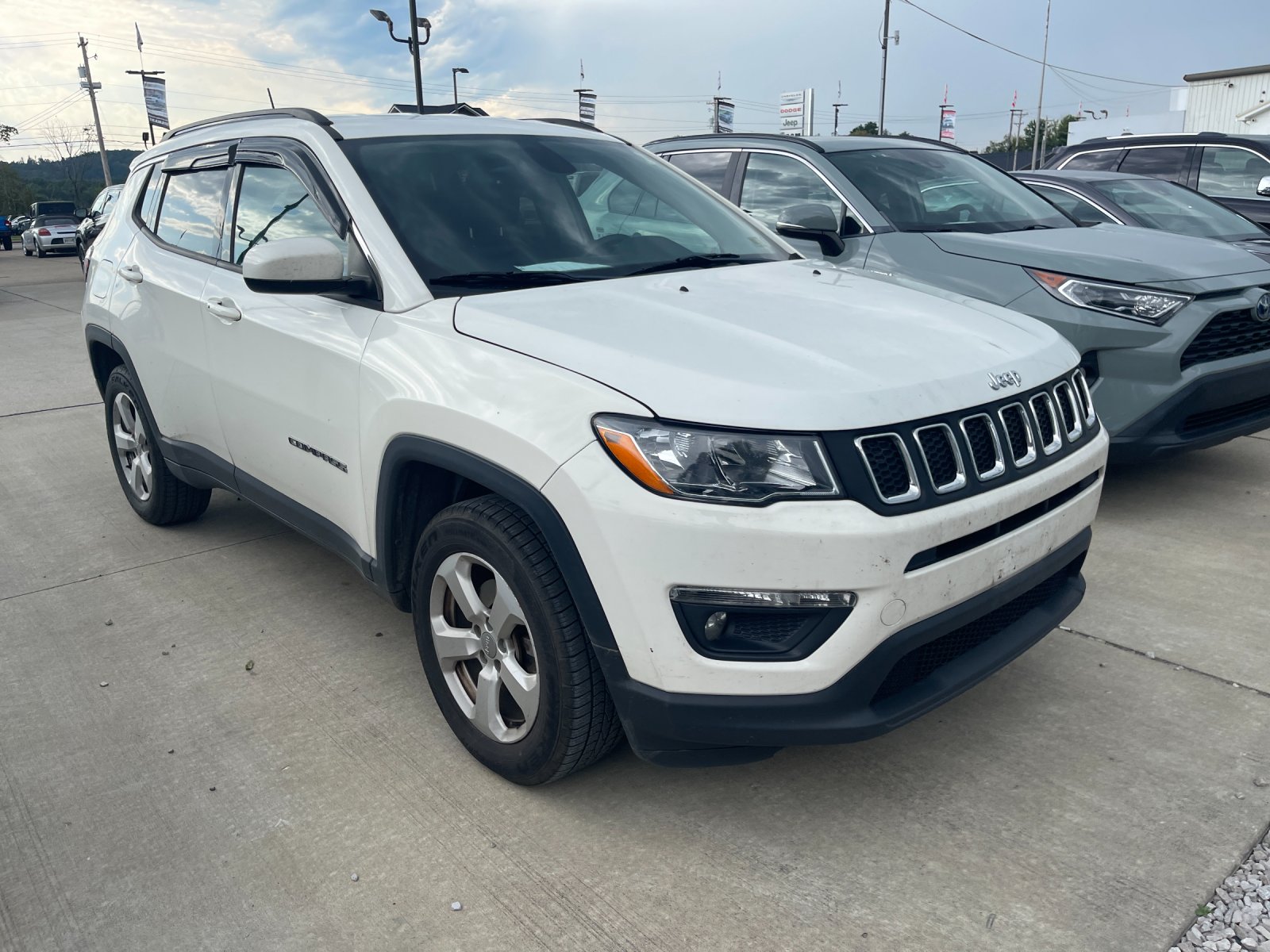 Used 2018 White Jeep Latitude image 5