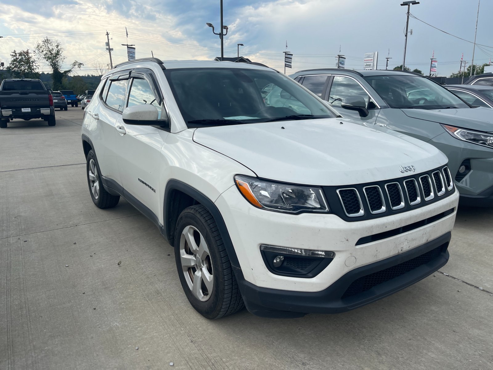 Used 2018 White Jeep Latitude image 4