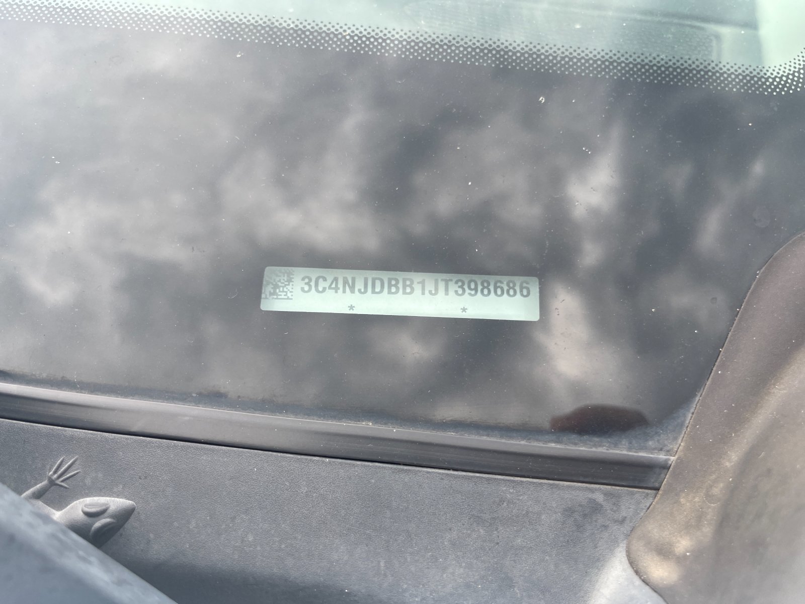 Used 2018 White Jeep Latitude image 8