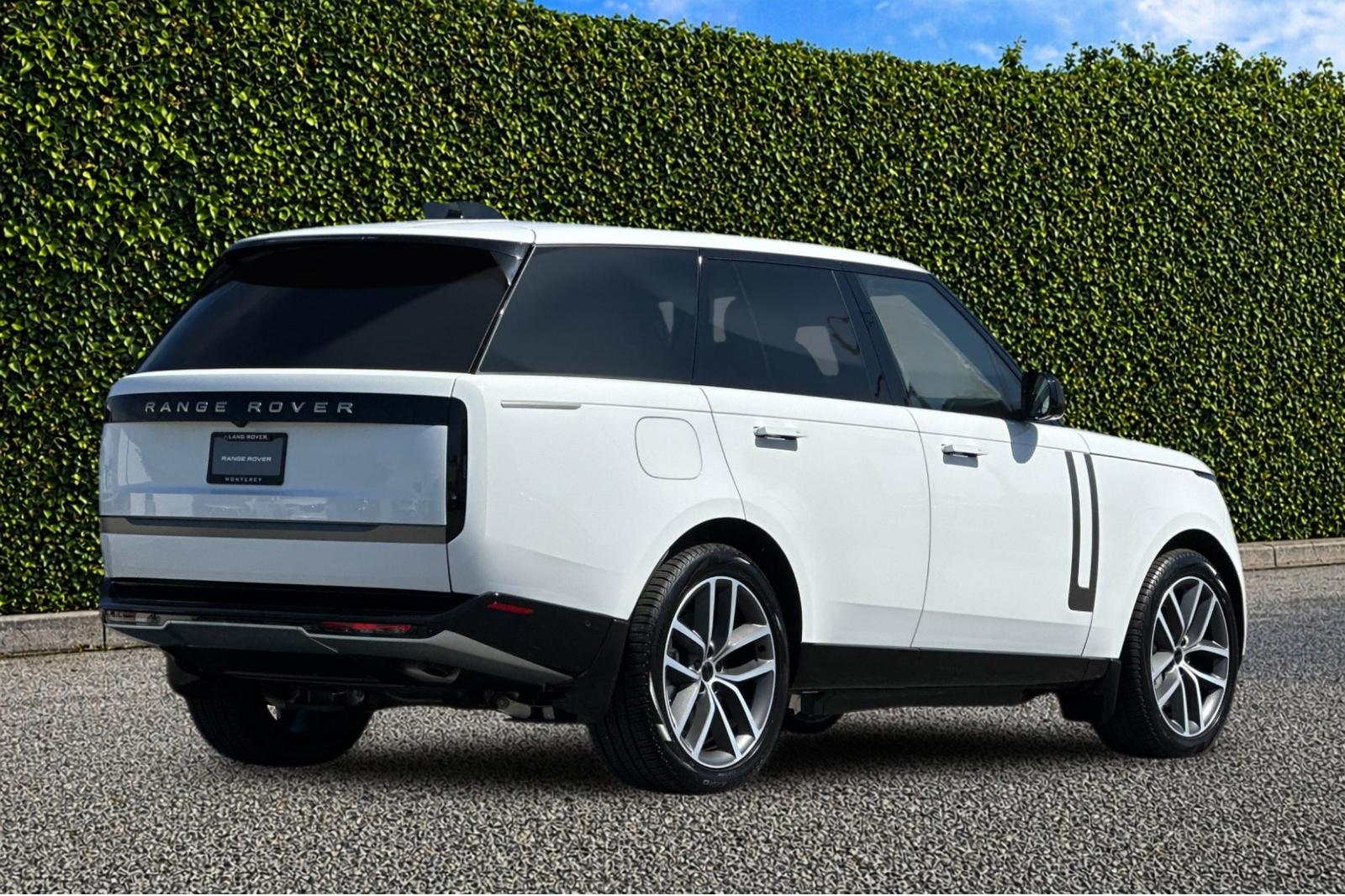 New 2026 Fuji White Land Rover SE image 6