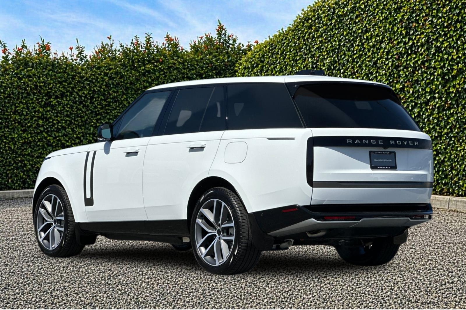 New 2026 Fuji White Land Rover SE image 4