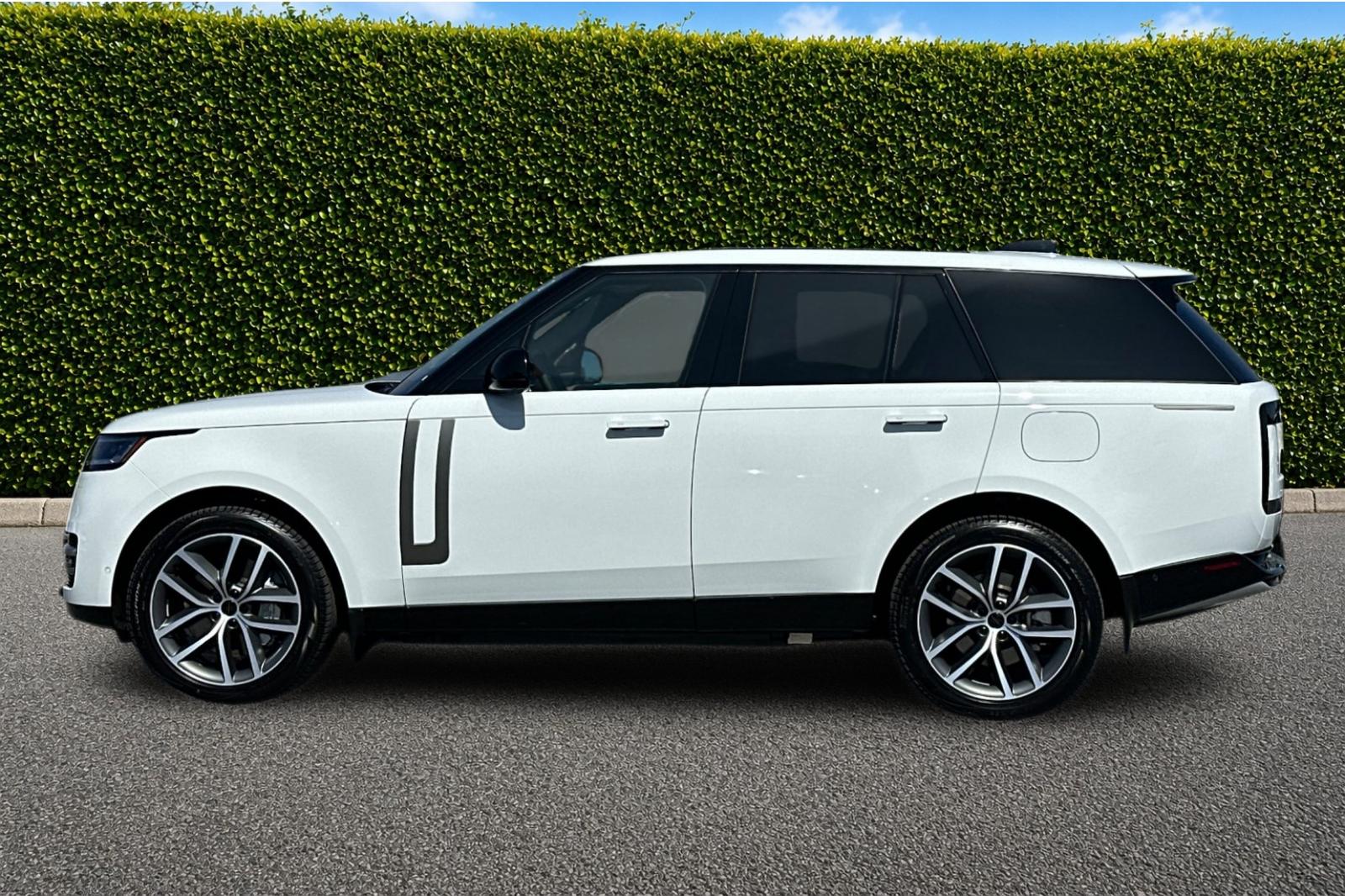 New 2026 Fuji White Land Rover SE image 3