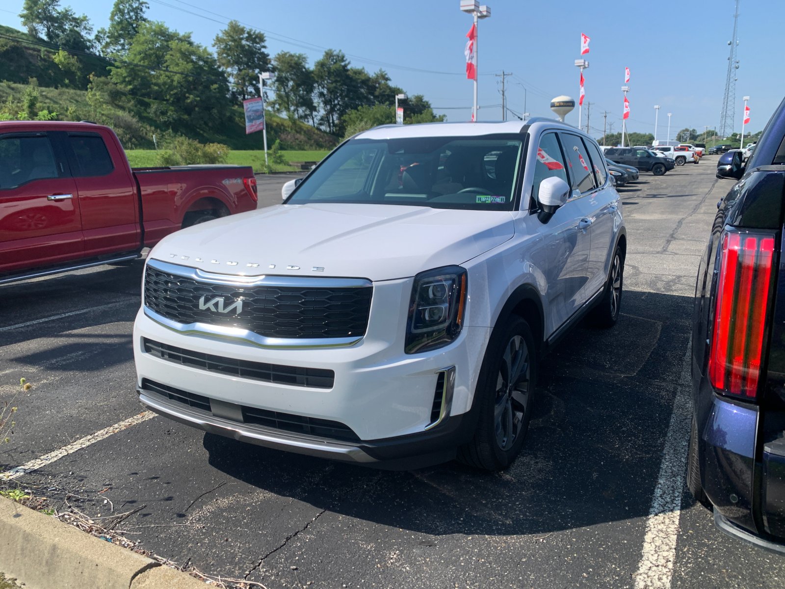 Used 2022 White Kia EX image 5