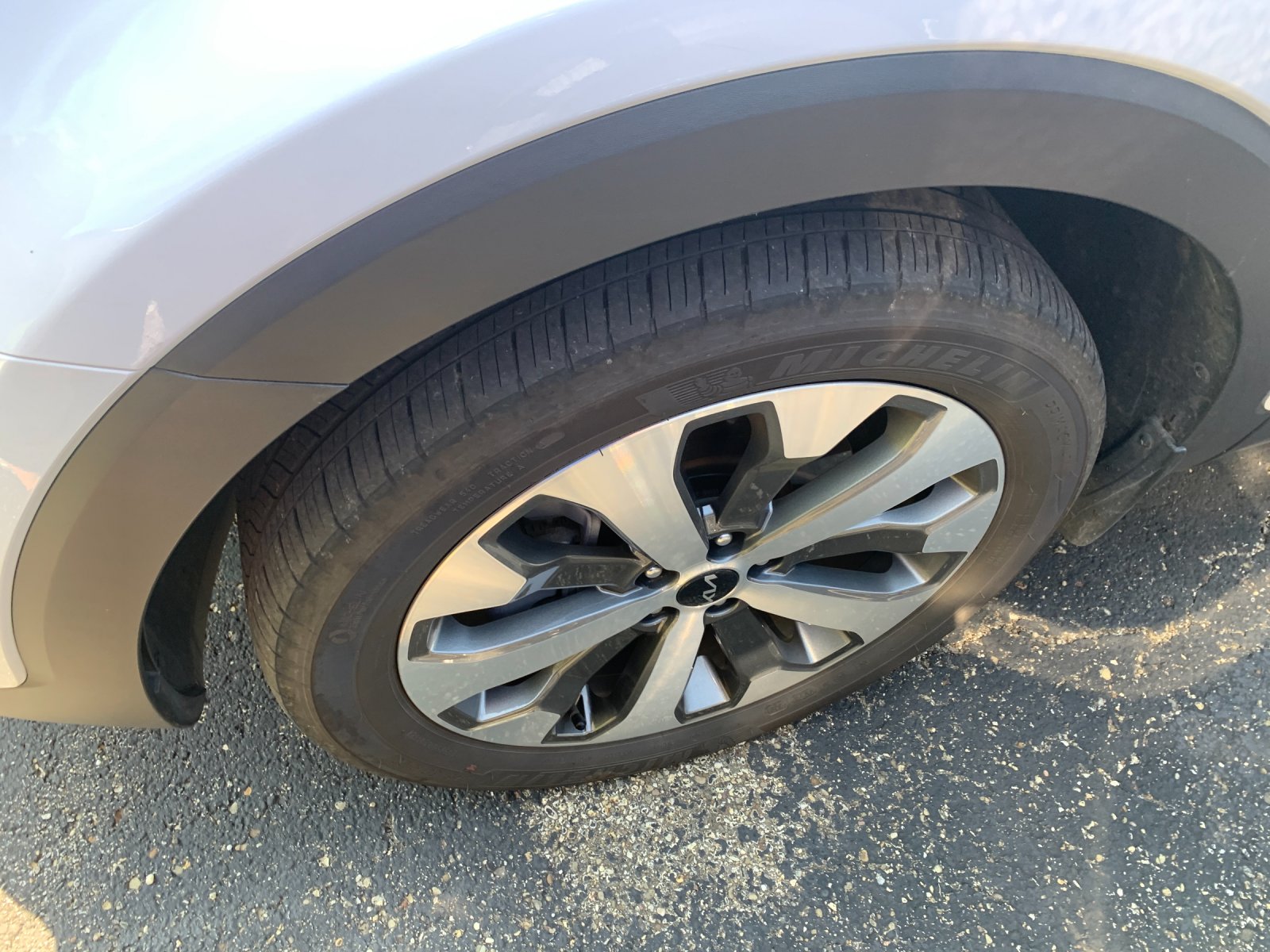 Used 2022 White Kia EX image 7