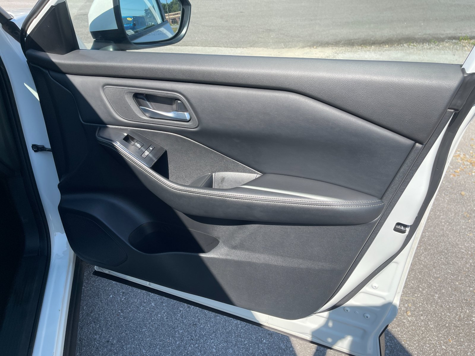 Used 2025 White Nissan SV image 21
