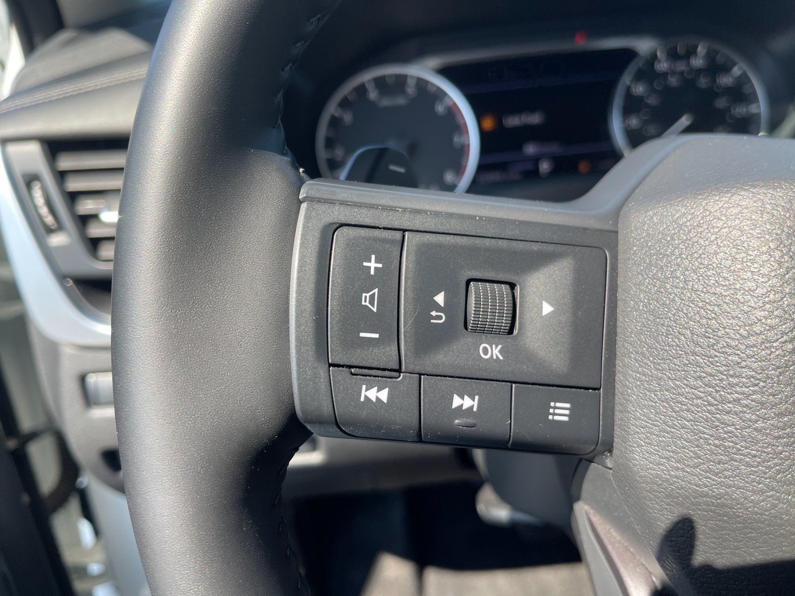 Used 2025 White Nissan SV image 28