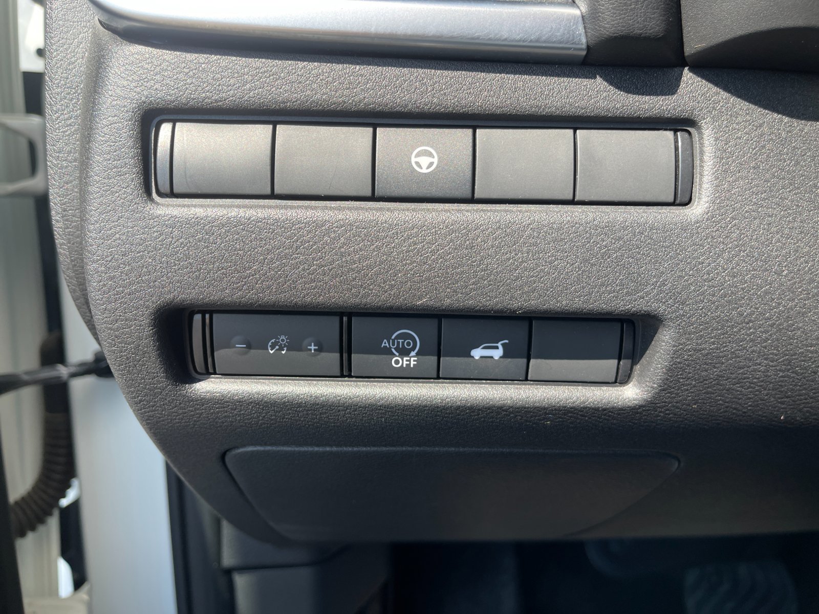 Used 2025 White Nissan SV image 32