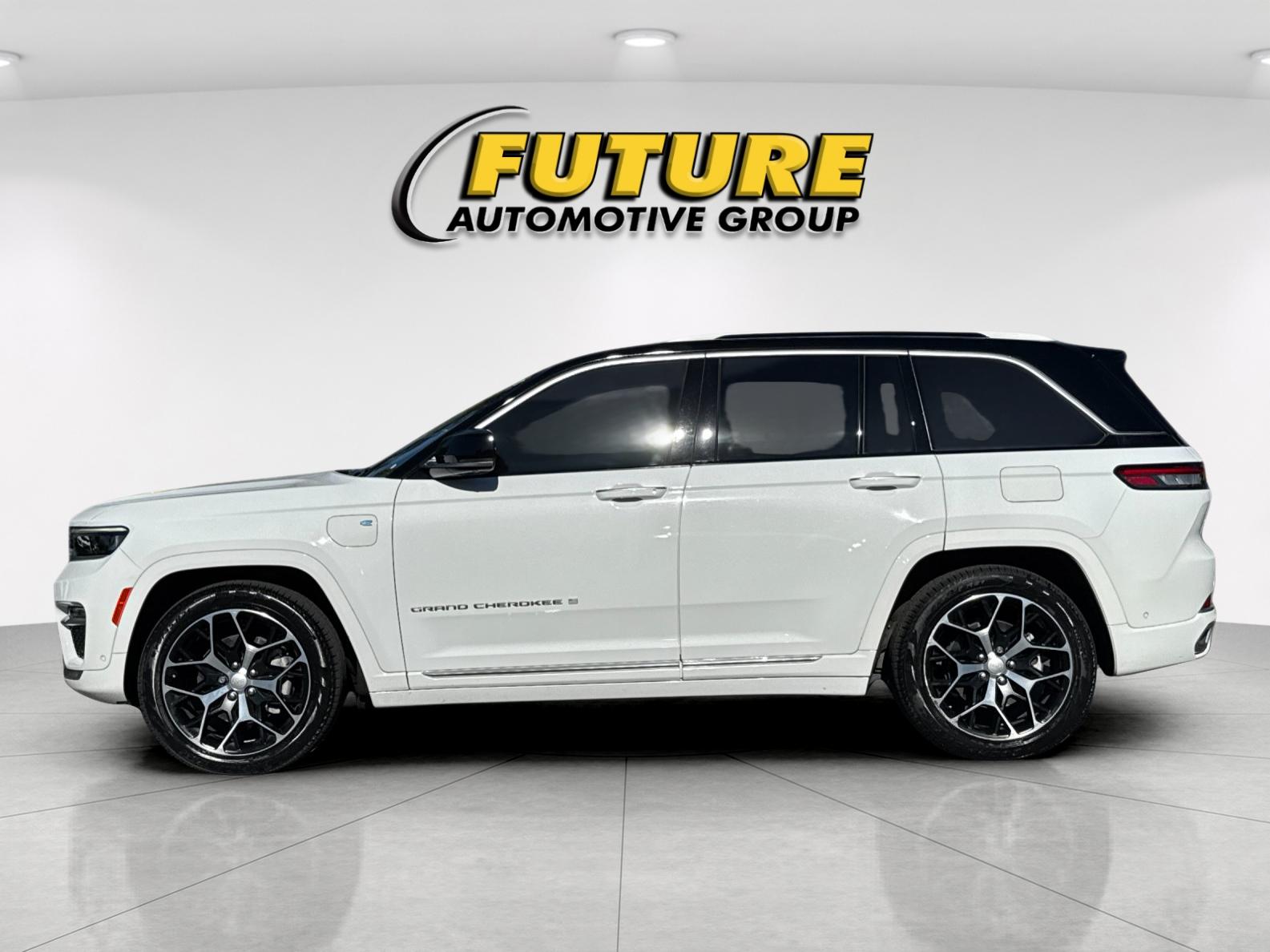 Used 2023 White Jeep Summit Reserve 4xe image 7