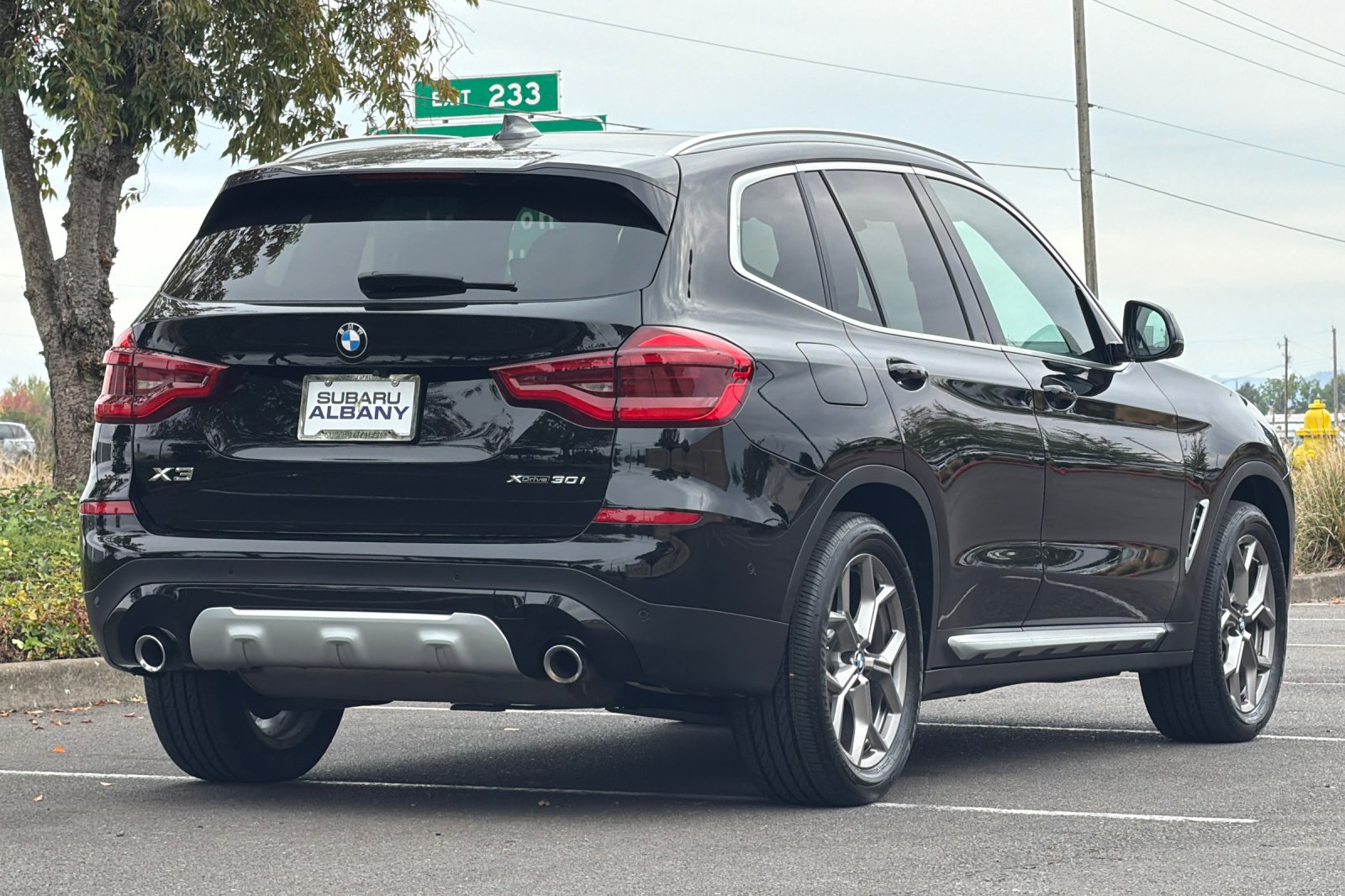 Used 2021 Black BMW xDrive30i image 4