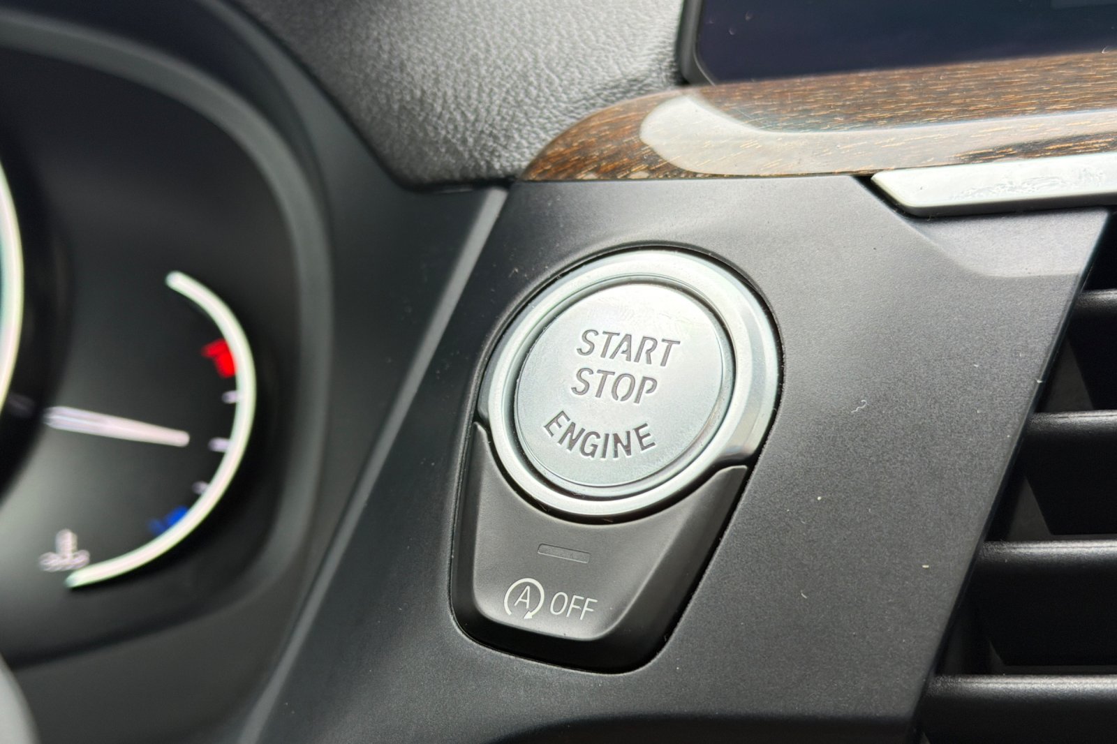 Used 2021 Black BMW xDrive30i image 23
