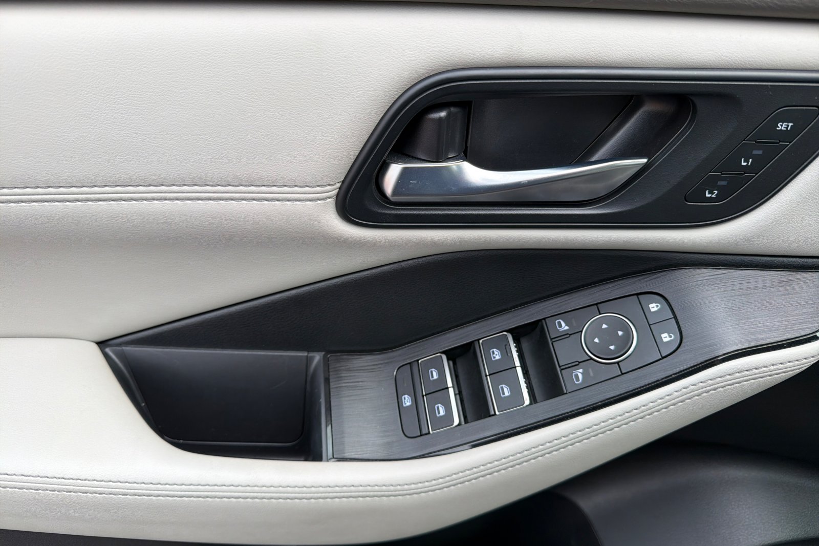 Used 2025 Red Nissan SL image 8