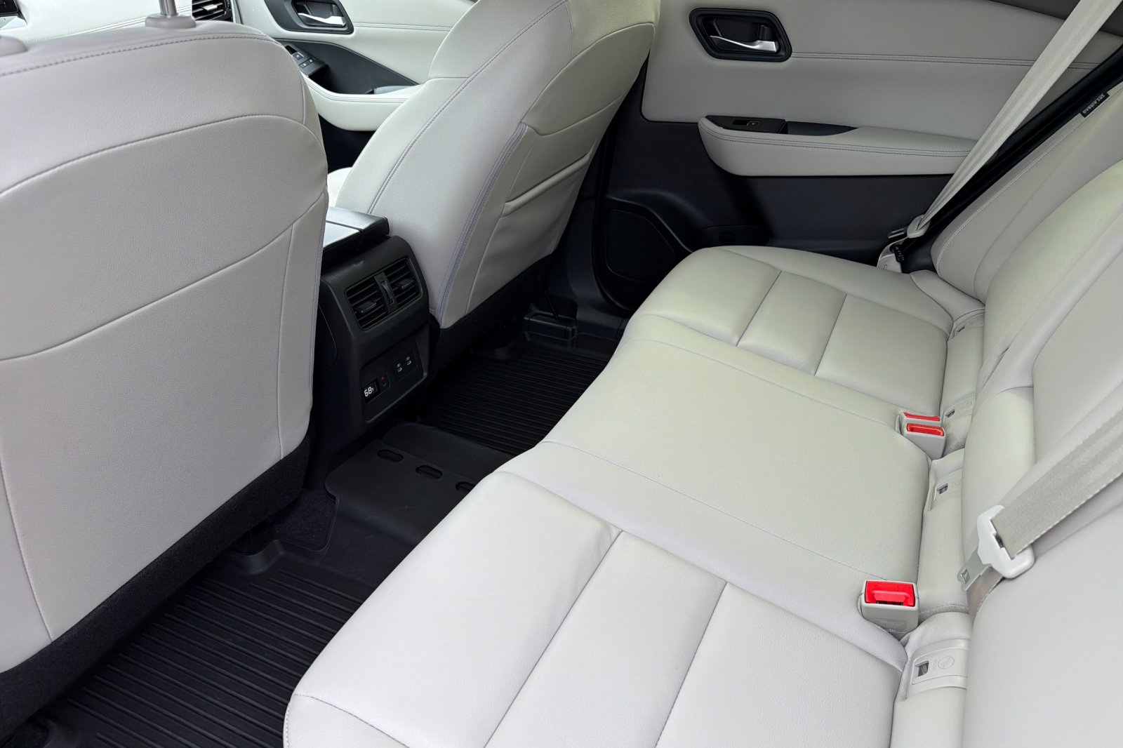 Used 2025 Red Nissan SL image 9