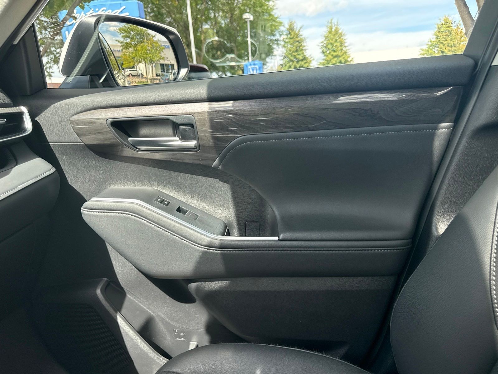 Used 2024 Pearl Toyota Platinum image 34