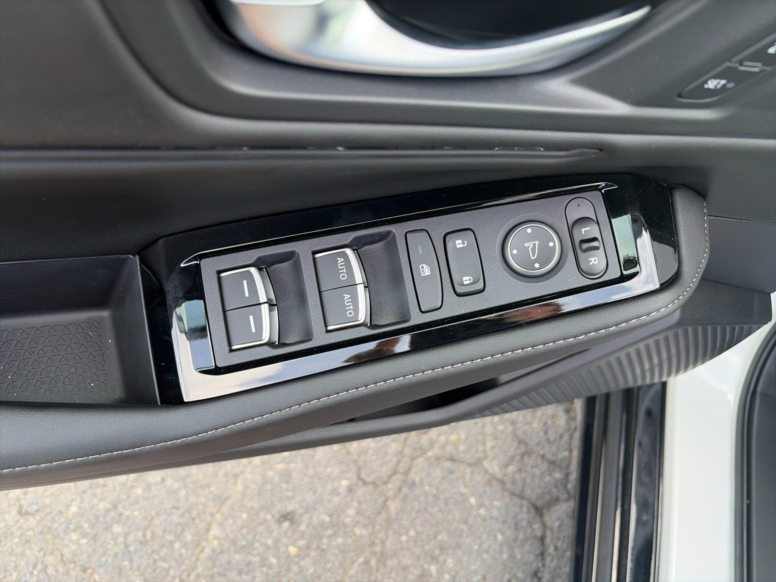 New 2026 Platinum White Pearl Honda Touring Hybrid image 13