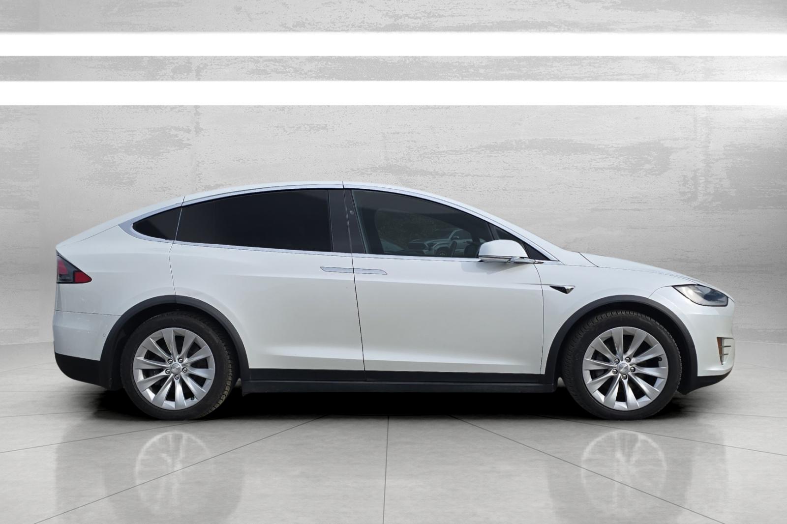 Used 2018  Tesla 75D image 3