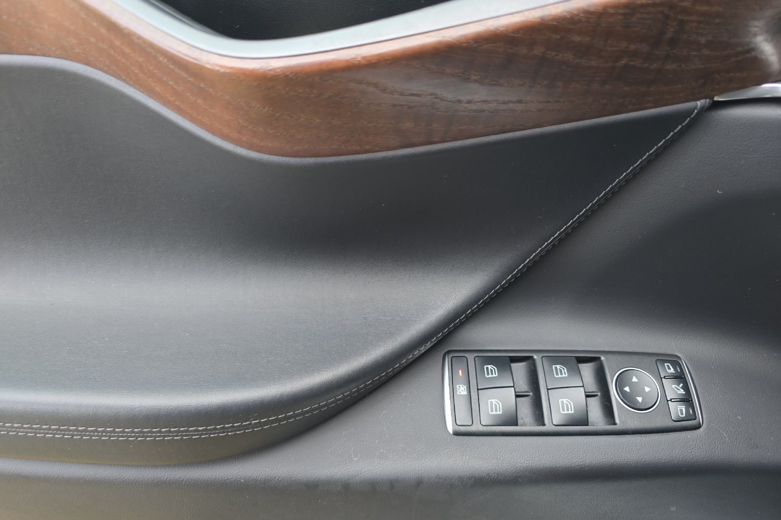 Used 2018  Tesla 75D image 8