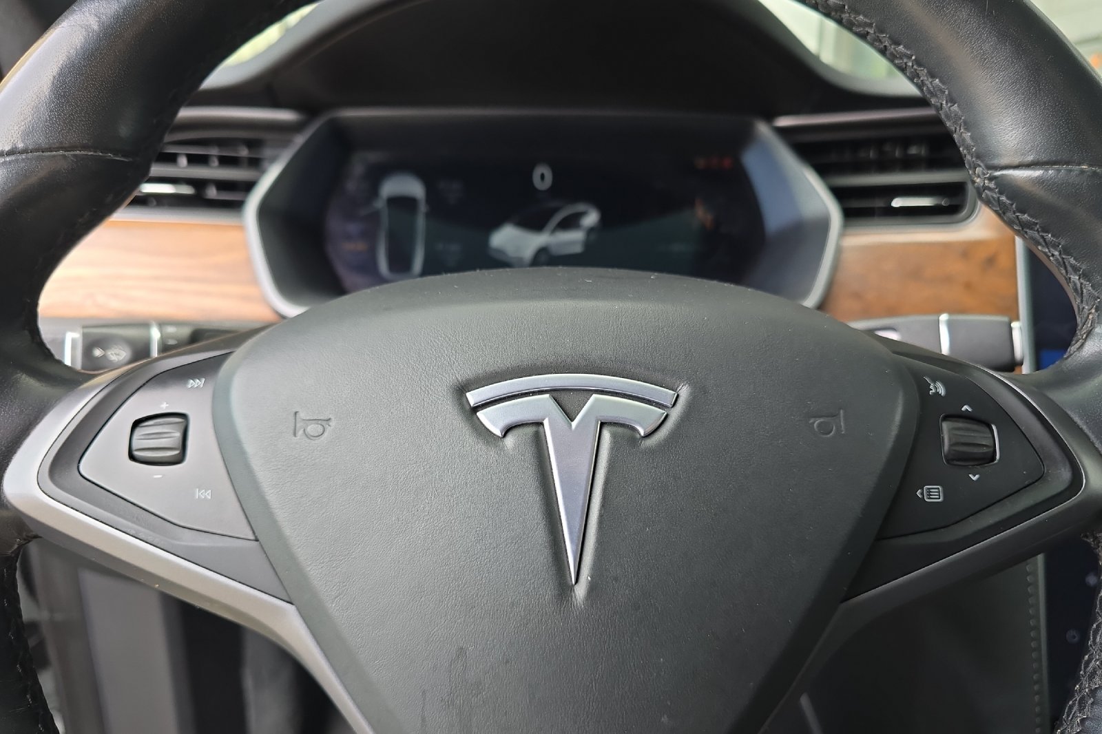 Used 2018  Tesla 75D image 21