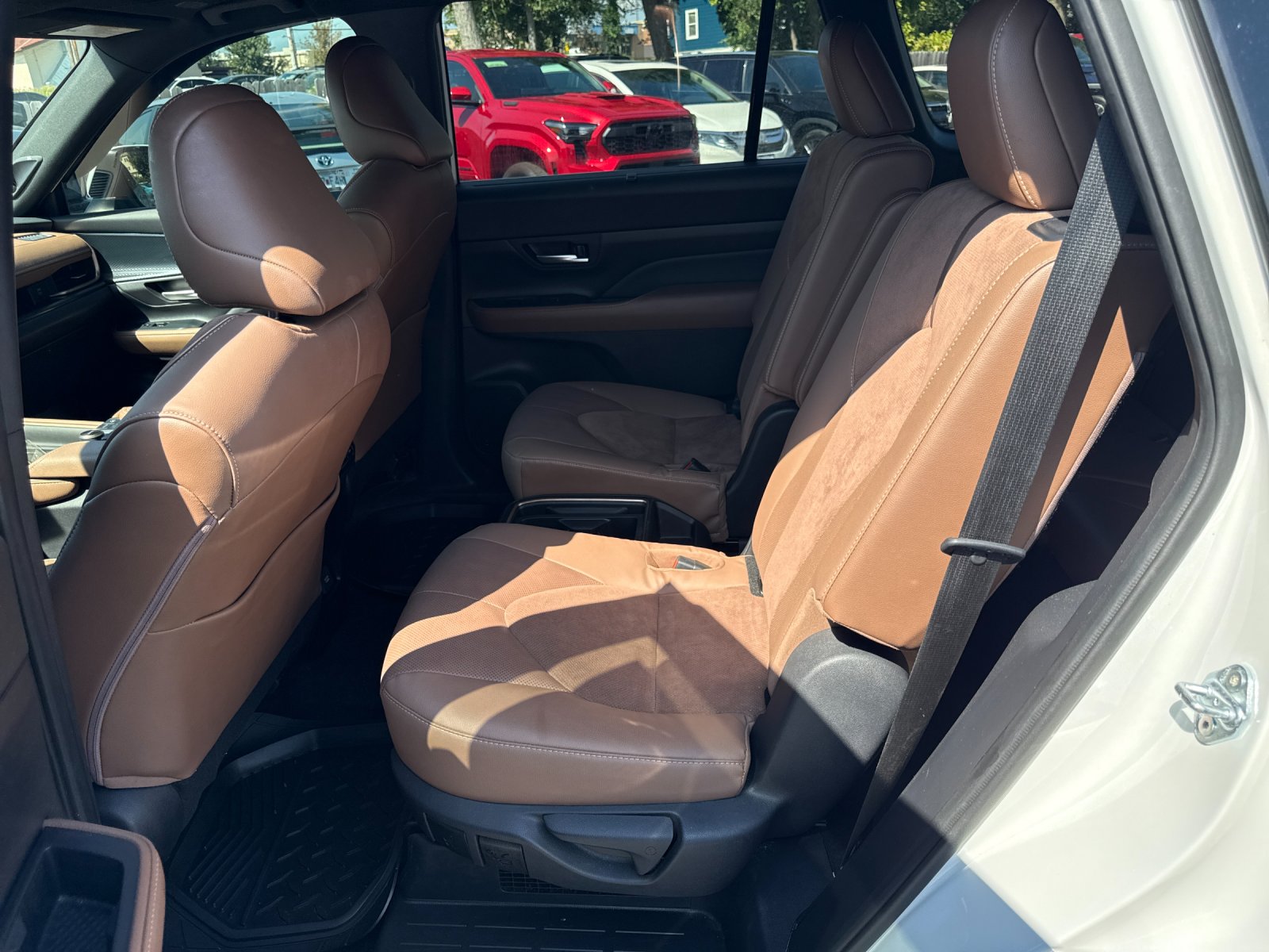 Used 2025  Toyota MAX Platinum image 12