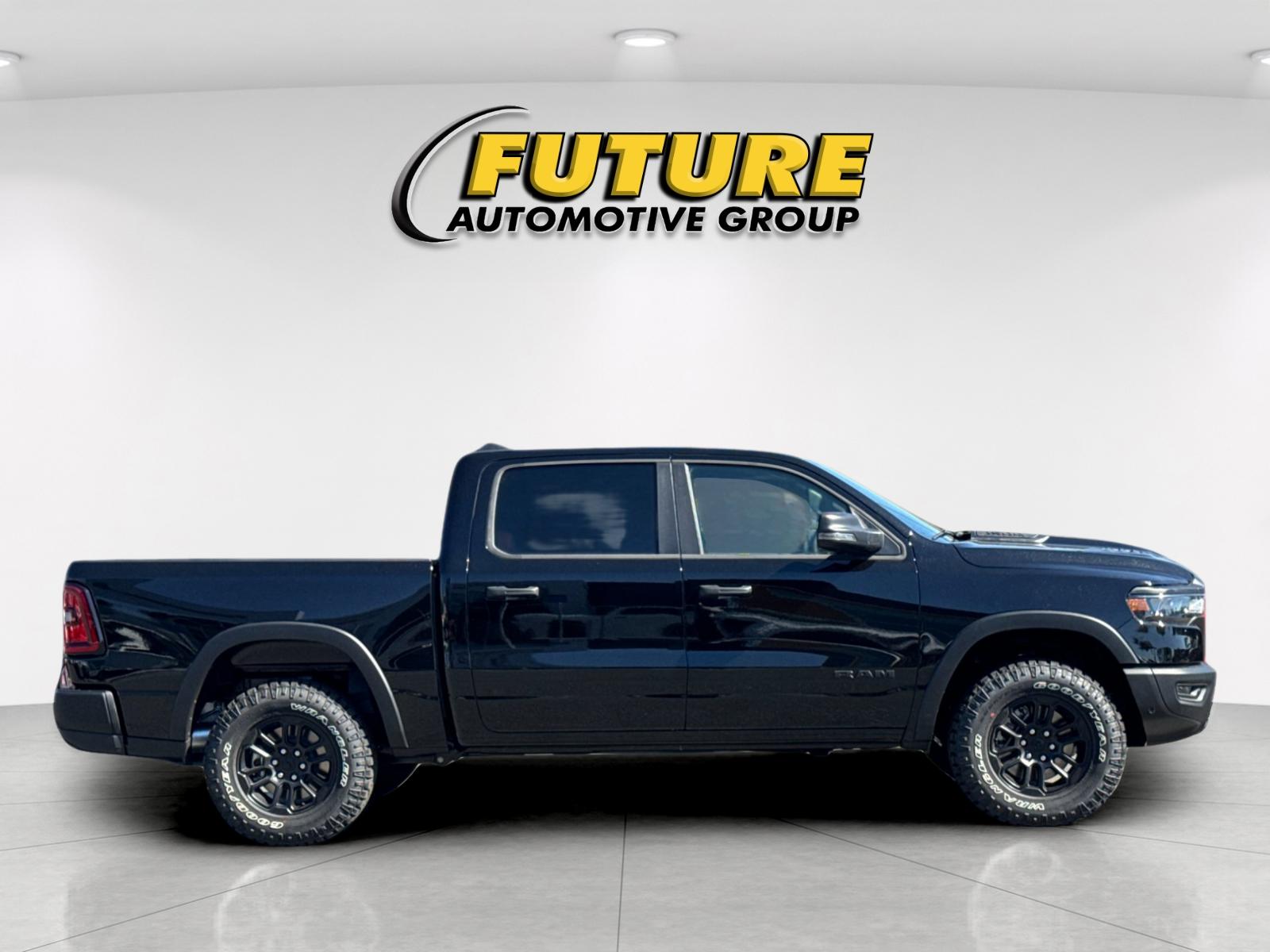 New 2026 Diamond Black Crystal Pearl-Coat Exterior Paint RAM Rebel image 3
