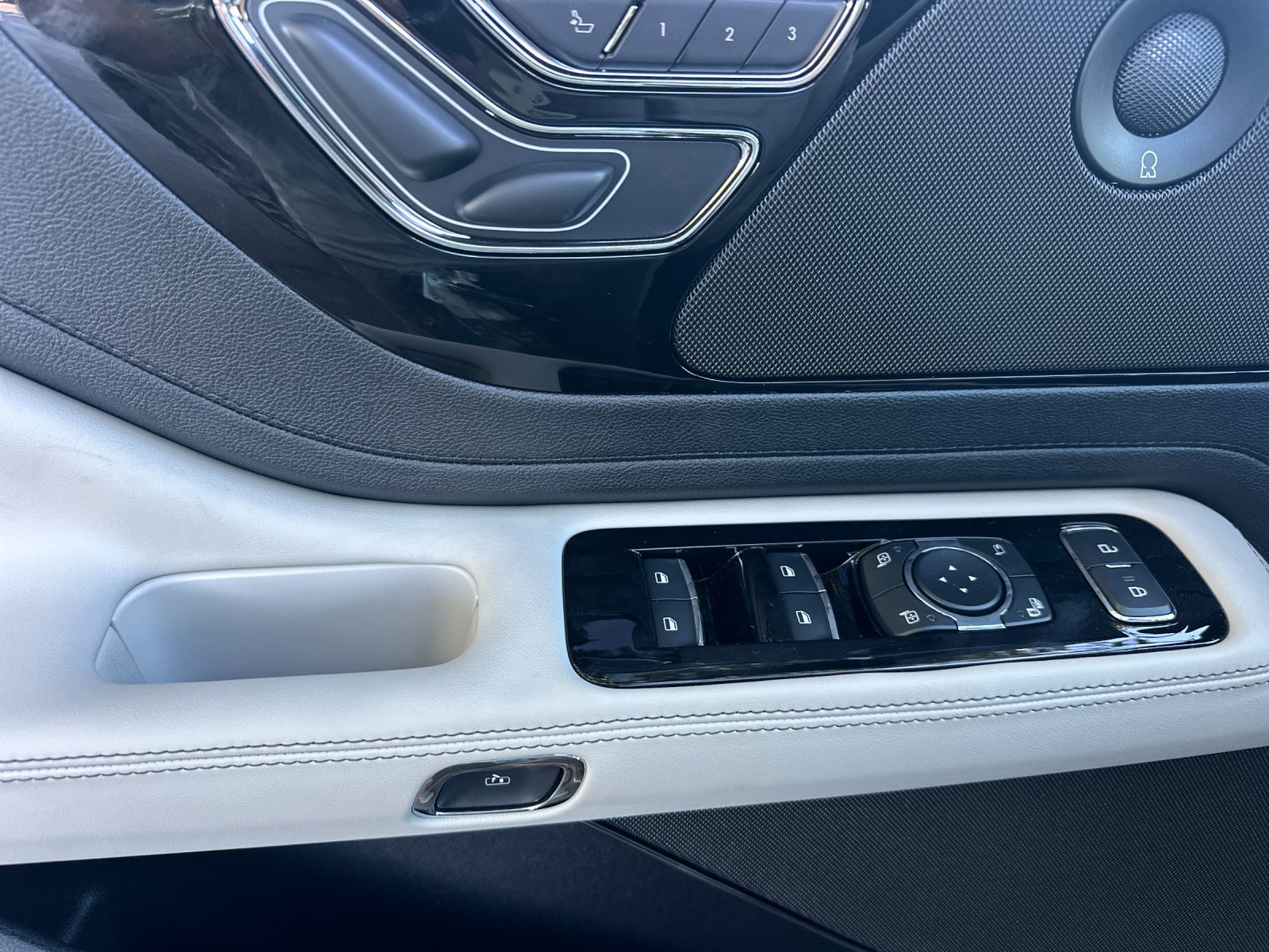 New 2026 Whisper Blue Metallic Clearcoat Lincoln Reserve® image 10