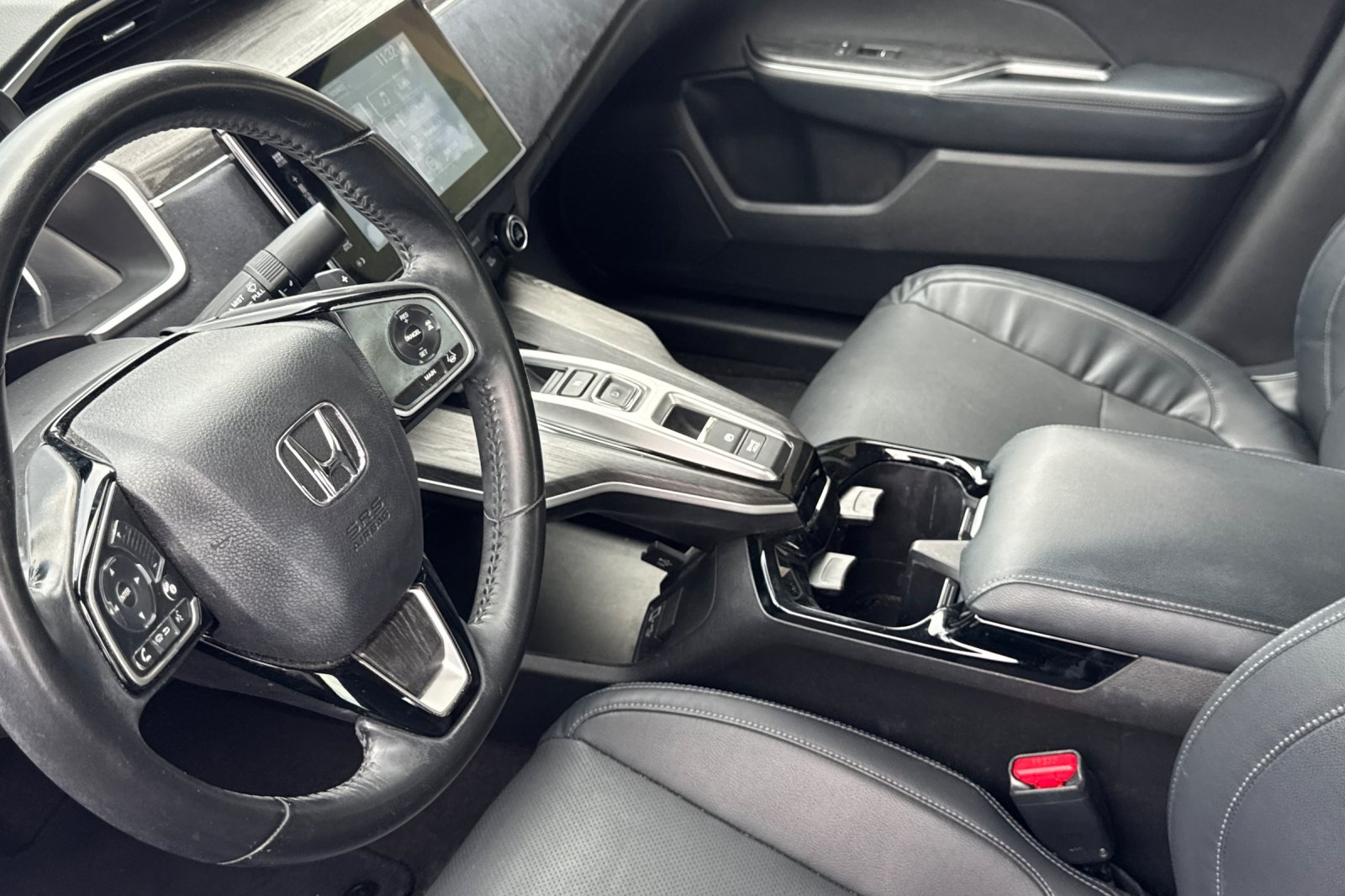 Certified Used 2018 Solar Silver Metallic Honda Touring image 7