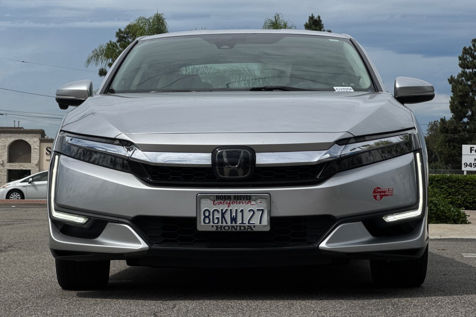 Certified Used 2018 Solar Silver Metallic Honda Touring image 3