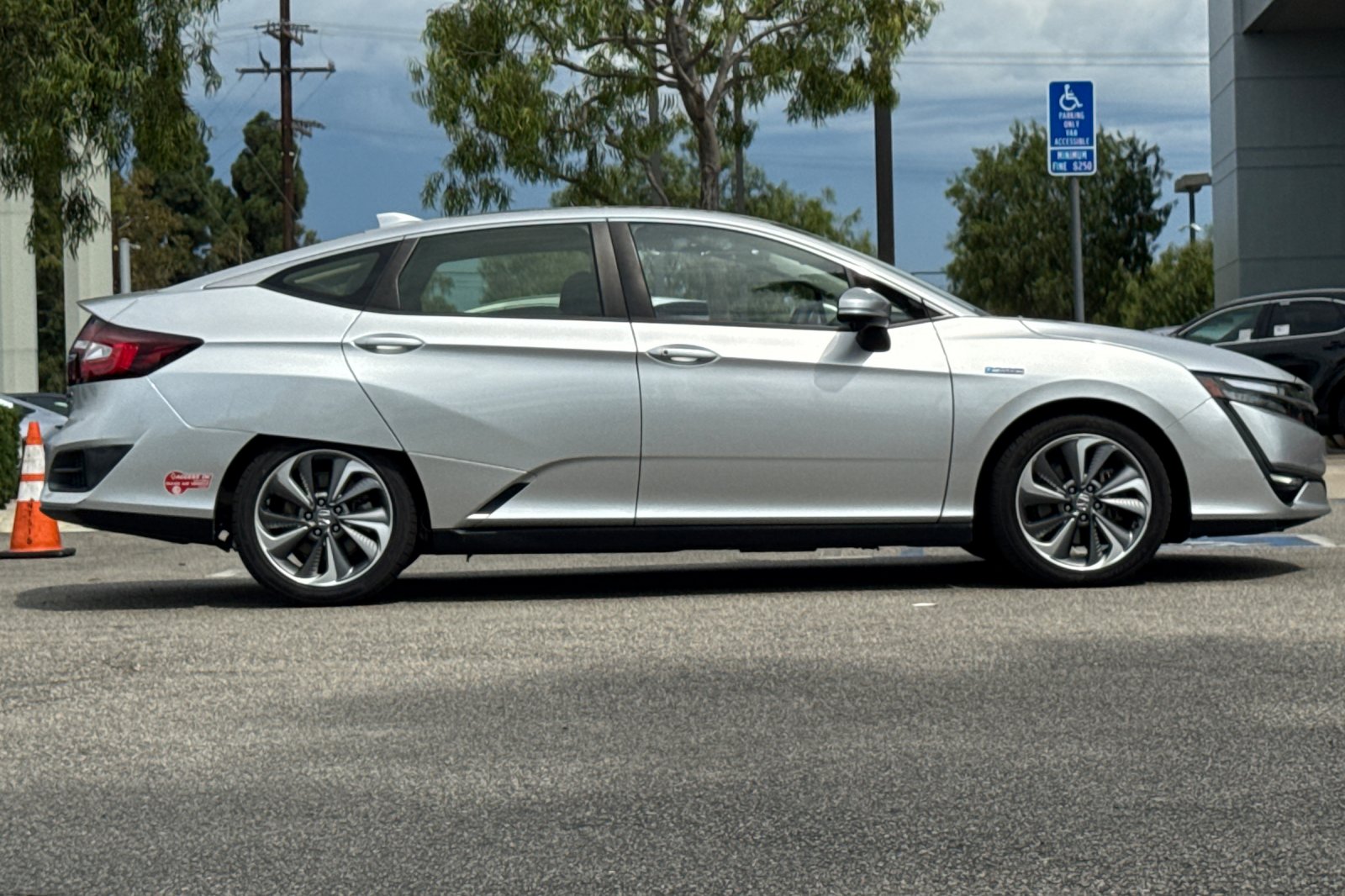 Certified Used 2018 Solar Silver Metallic Honda Touring image 4