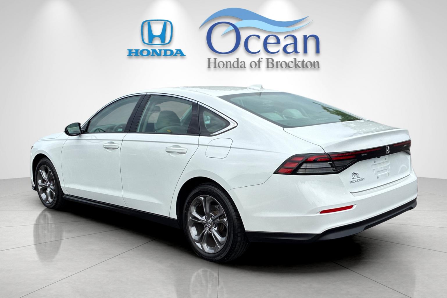 Used 2024 Platinum White Pearl Honda EX image 5