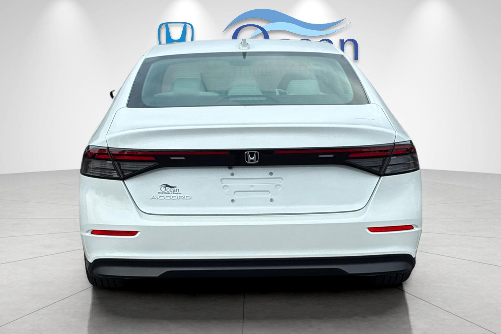 Used 2024 Platinum White Pearl Honda EX image 4