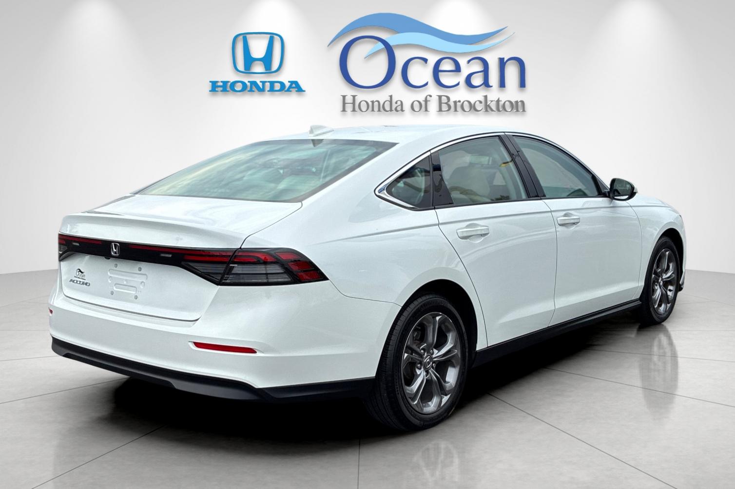 Used 2024 Platinum White Pearl Honda EX image 3