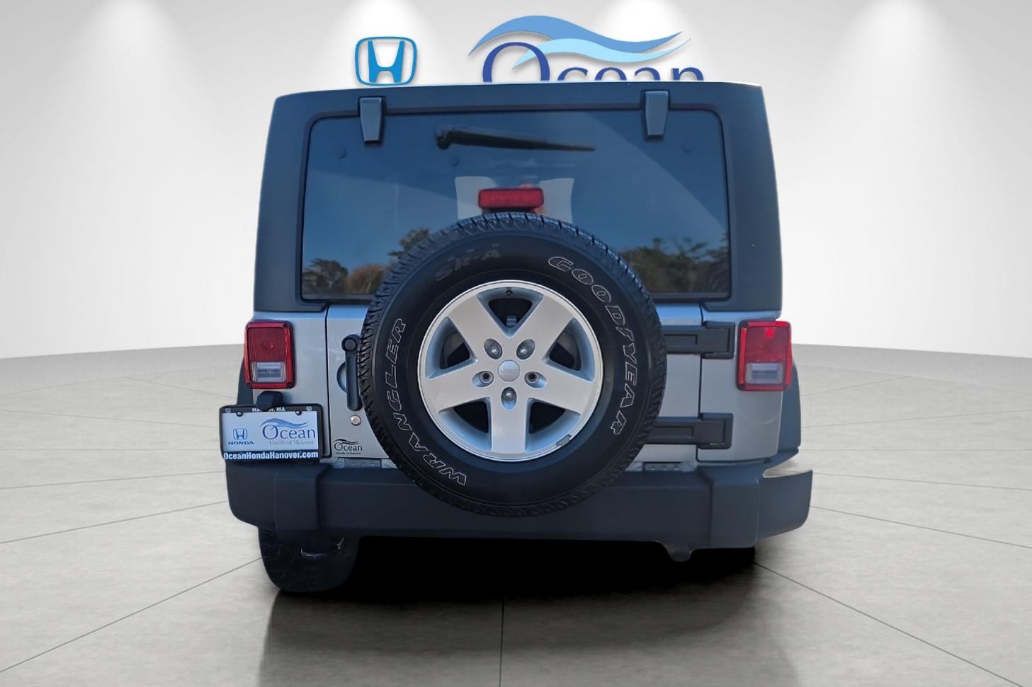 Used 2014 Billet Metallic Clearcoat Jeep Sport image 4