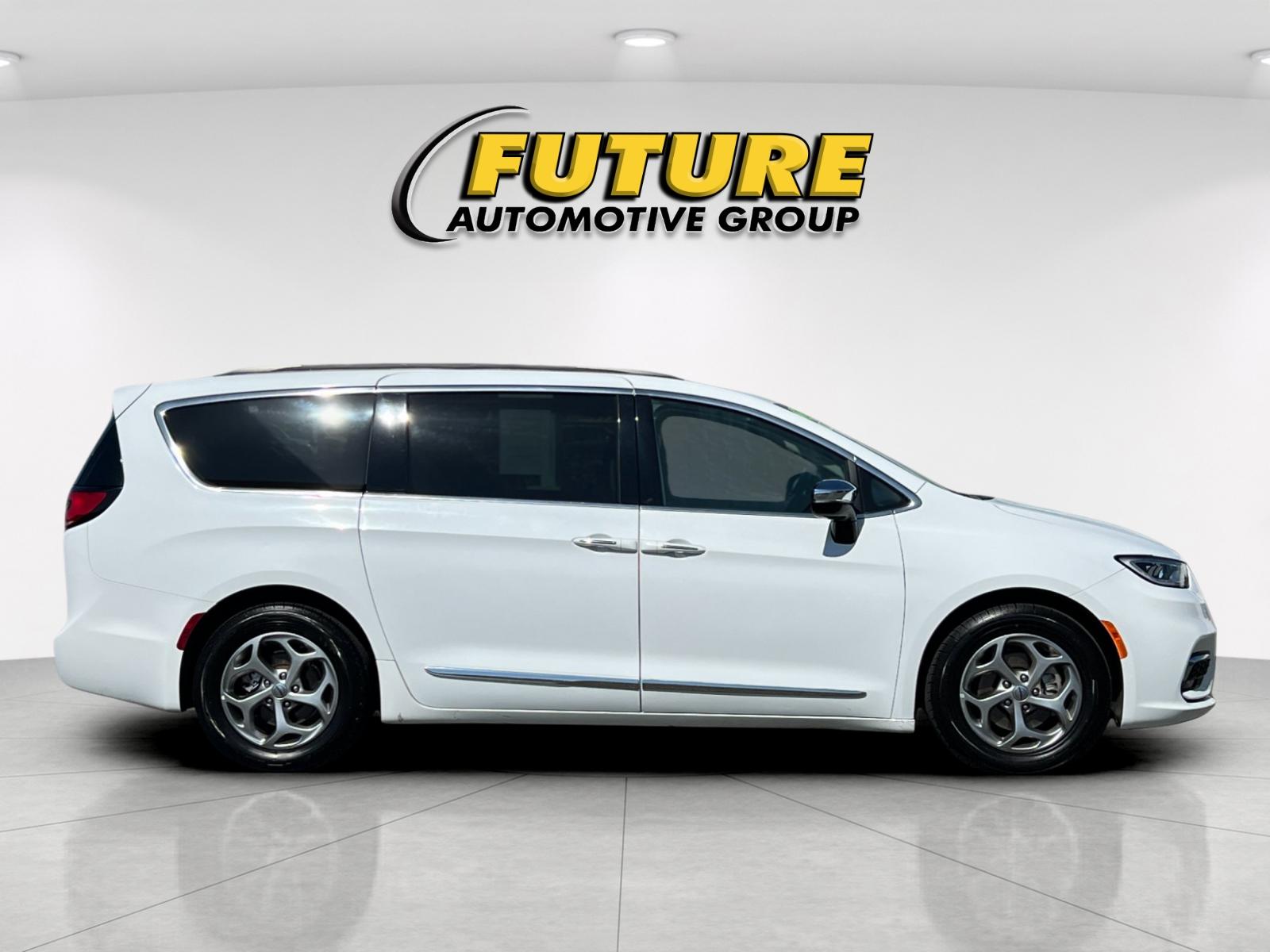 Used 2023 White Chrysler Limited image 2