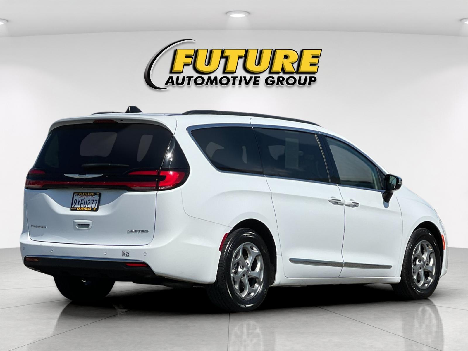 Used 2023 White Chrysler Limited image 3