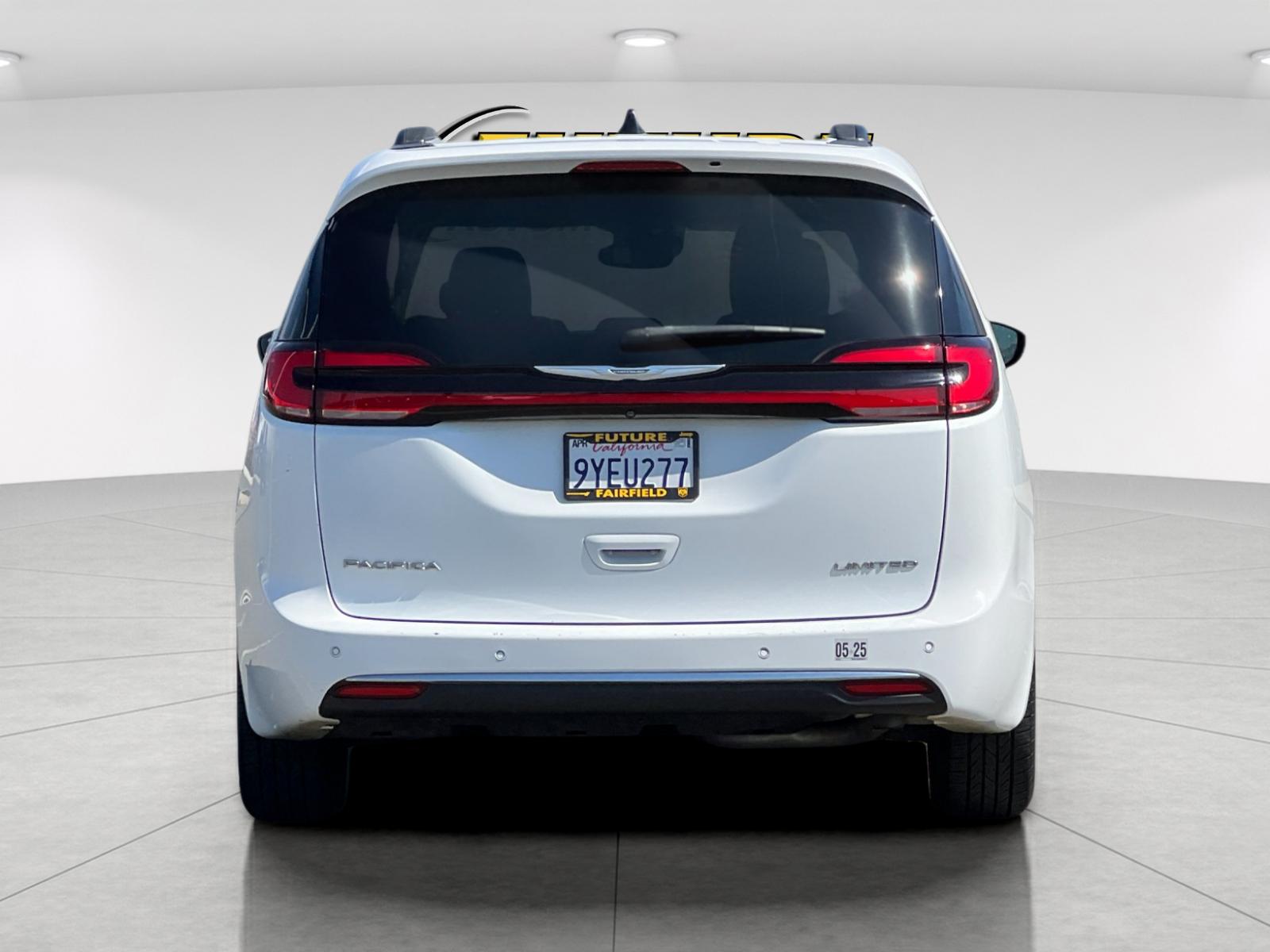 Used 2023 White Chrysler Limited image 4