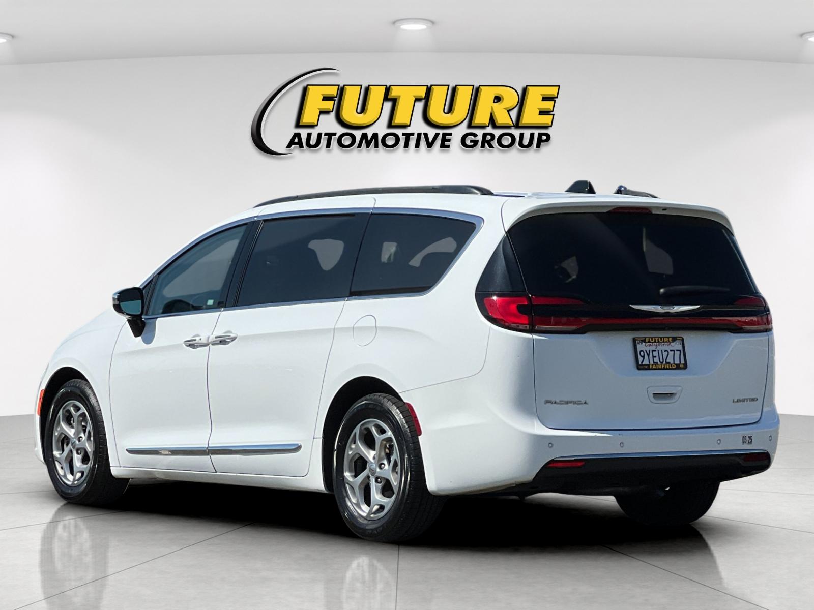 Used 2023 White Chrysler Limited image 5
