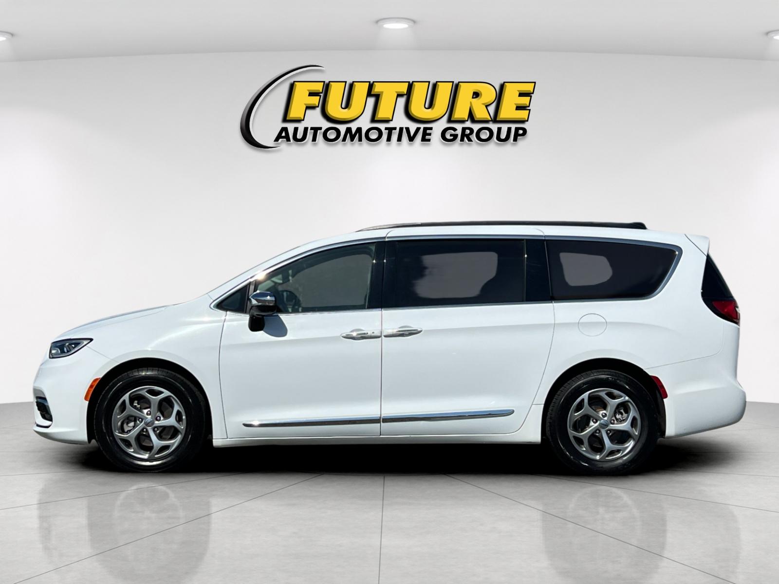 Used 2023 White Chrysler Limited image 6