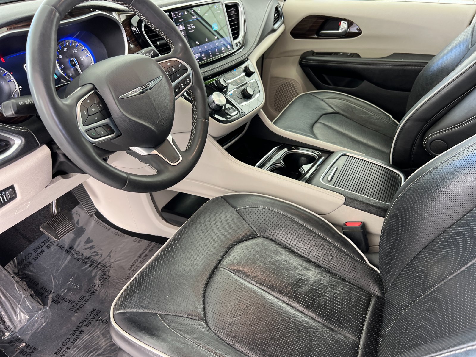 Used 2023 White Chrysler Limited image 9
