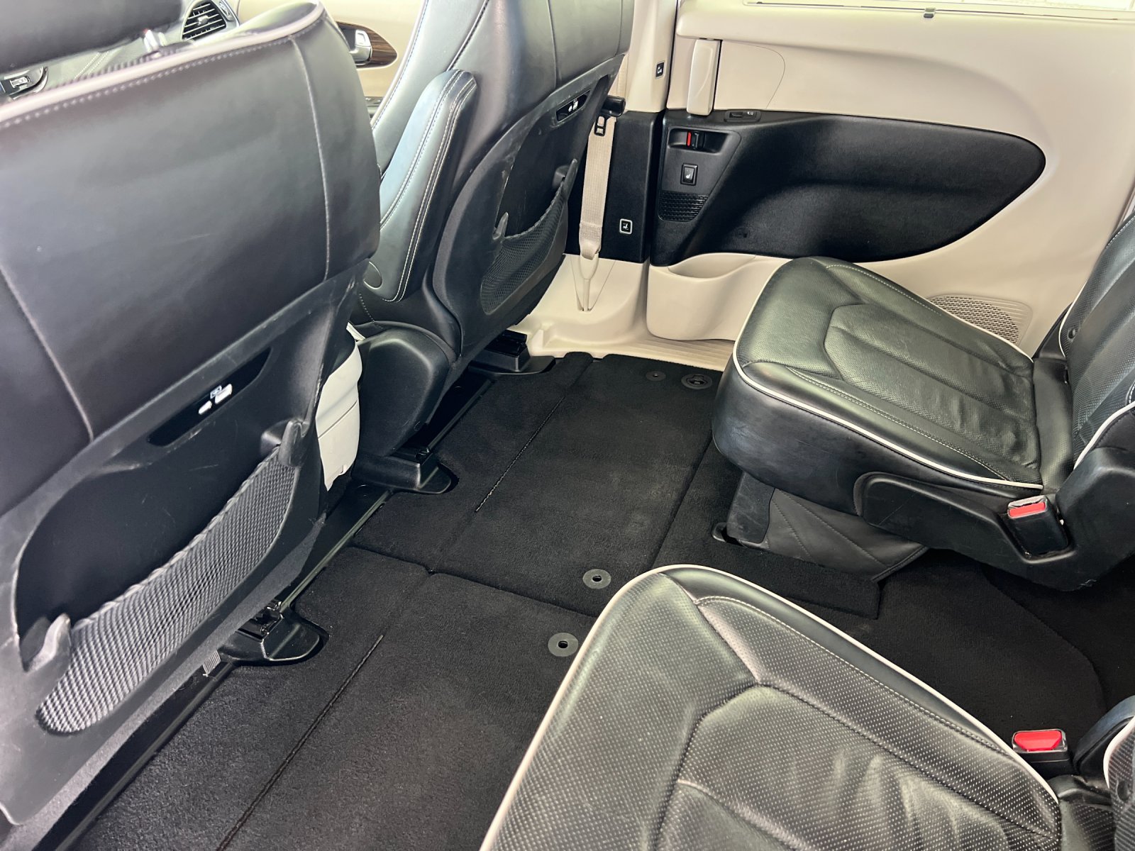 Used 2023 White Chrysler Limited image 11