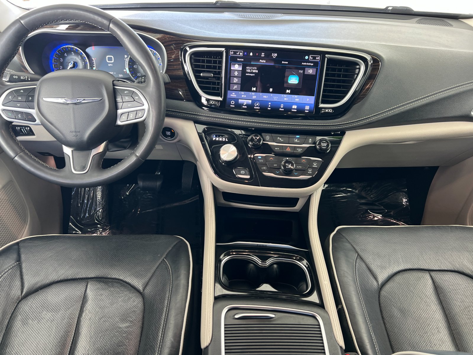 Used 2023 White Chrysler Limited image 12