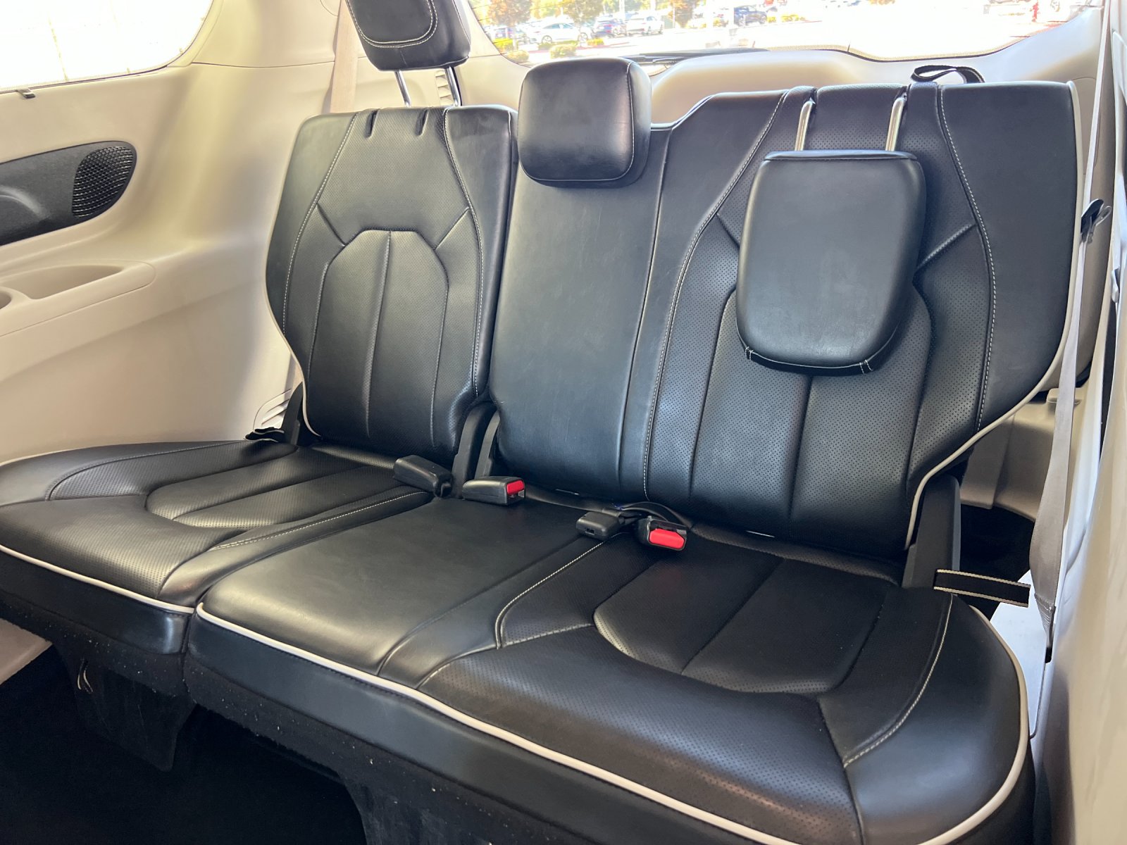 Used 2023 White Chrysler Limited image 14