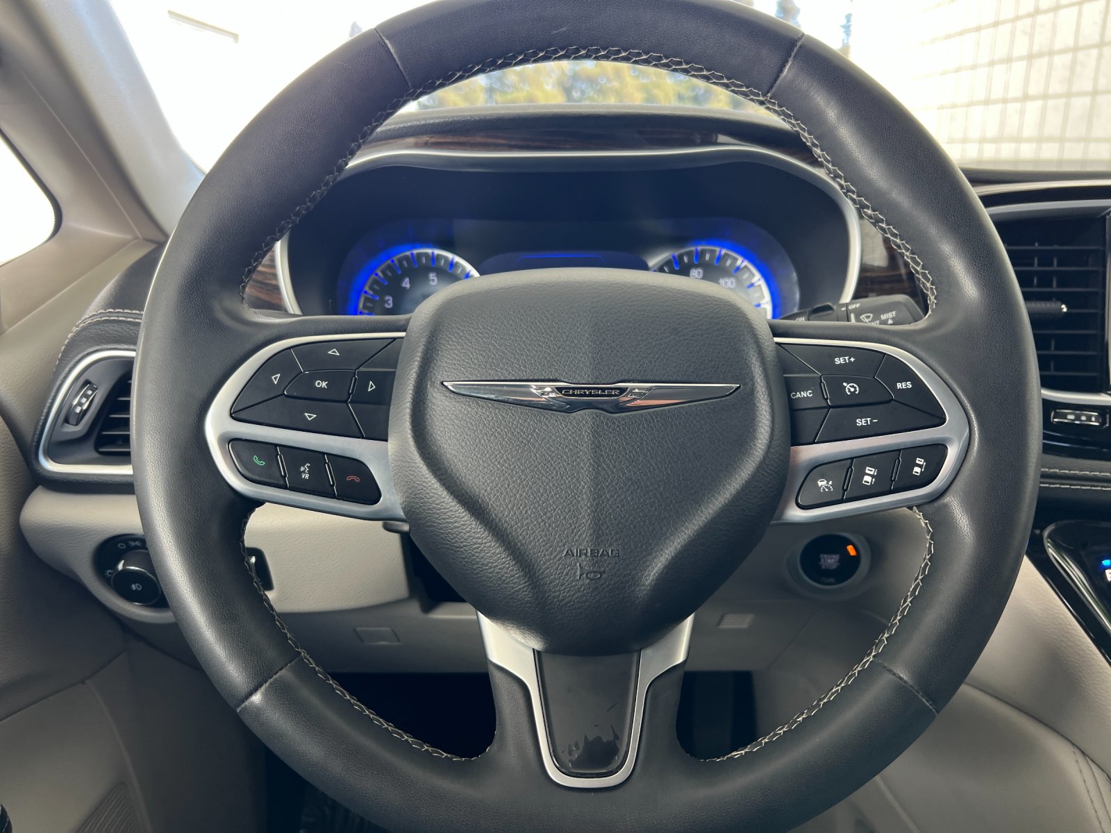 Used 2023 White Chrysler Limited image 23