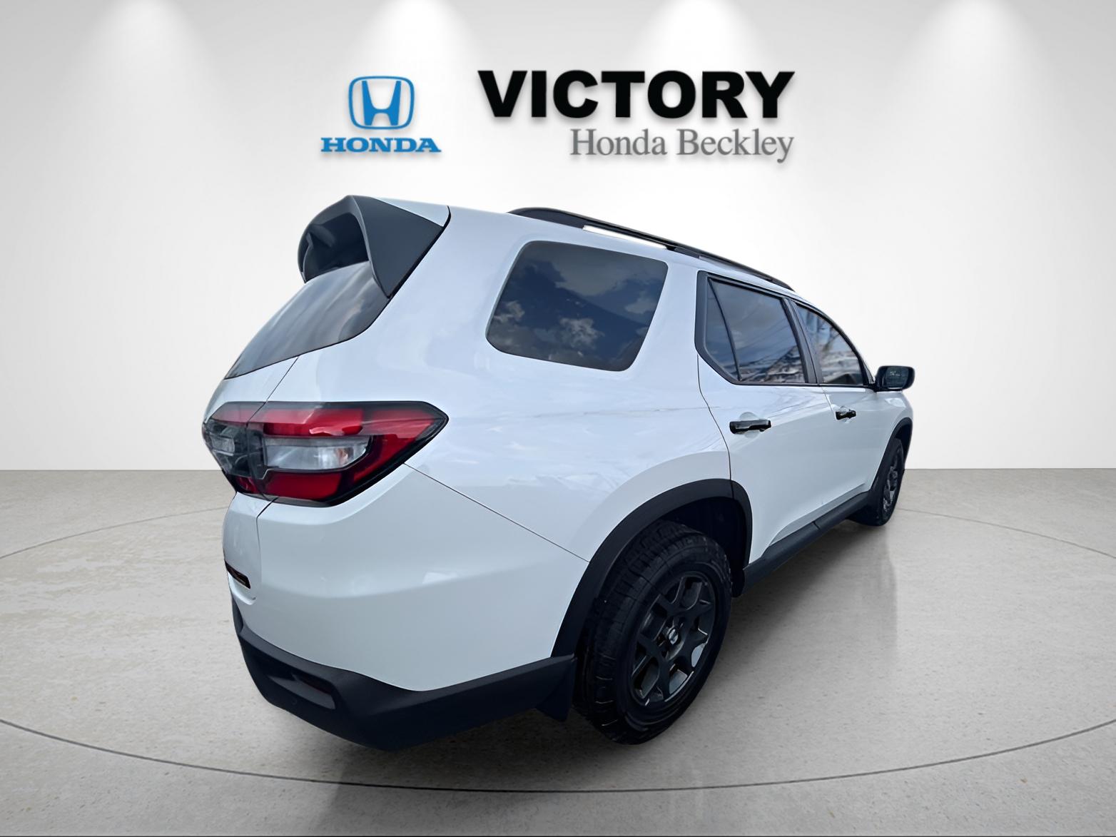New 2026 Platinum White Pearl Honda AWD TrailSport image 5