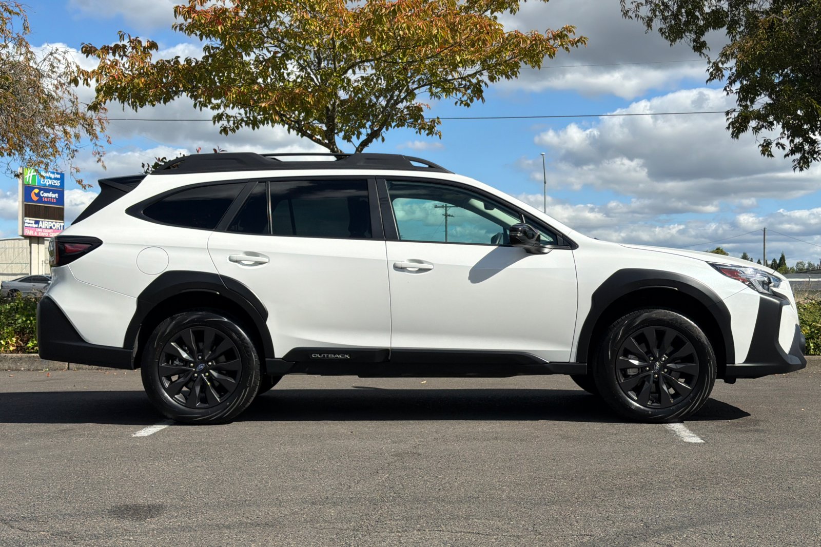 Used 2025 Crystal White Pearl Subaru Onyx Edition image 3