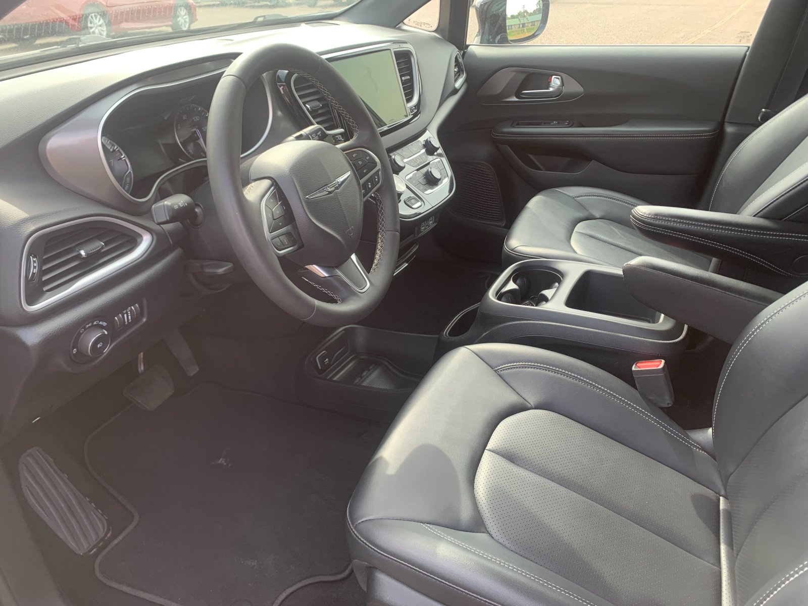 Used 2025 White Chrysler Select image 12